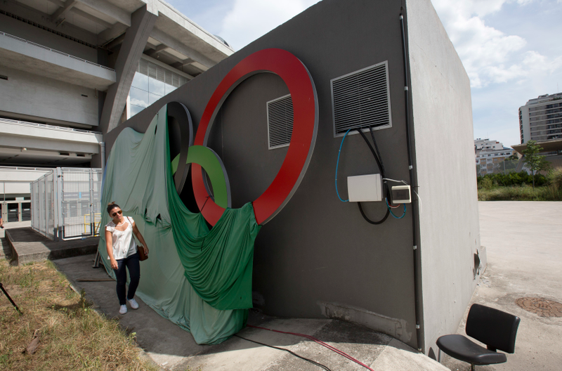 A closer look at the sad Olympic rings outside of Maracanã stadium (Image: AP)